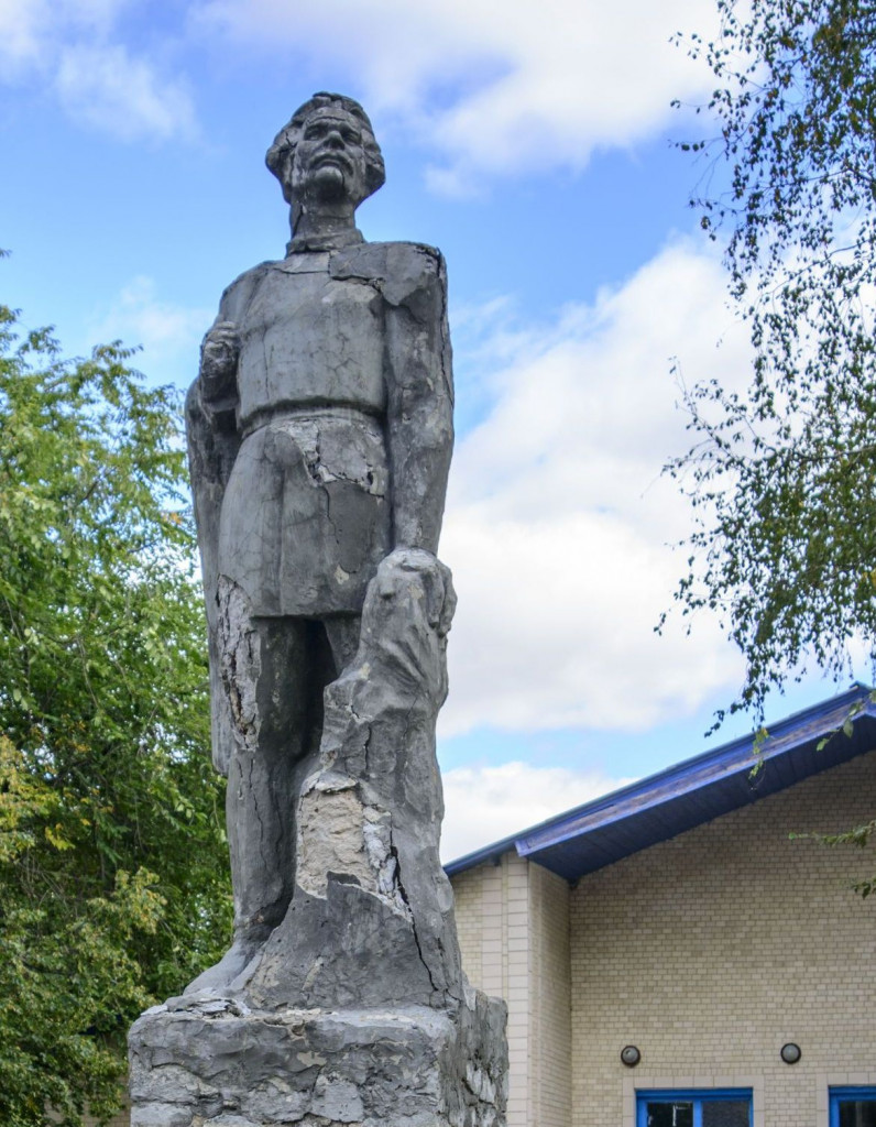 Колишній памятник Горькому у селі Крячківка