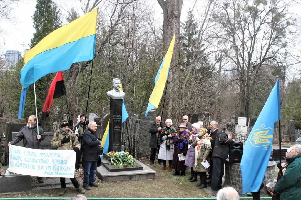 Вклонилися могилі Міхновського на Байковому цвинтарі