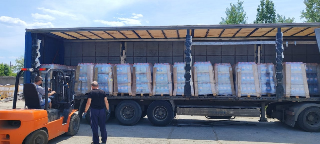 USAID partner Project Hope providing safe drinking water to people affected by flooding in the Kherson suberb of Antoniivka. Credit_ Project Hope (1)