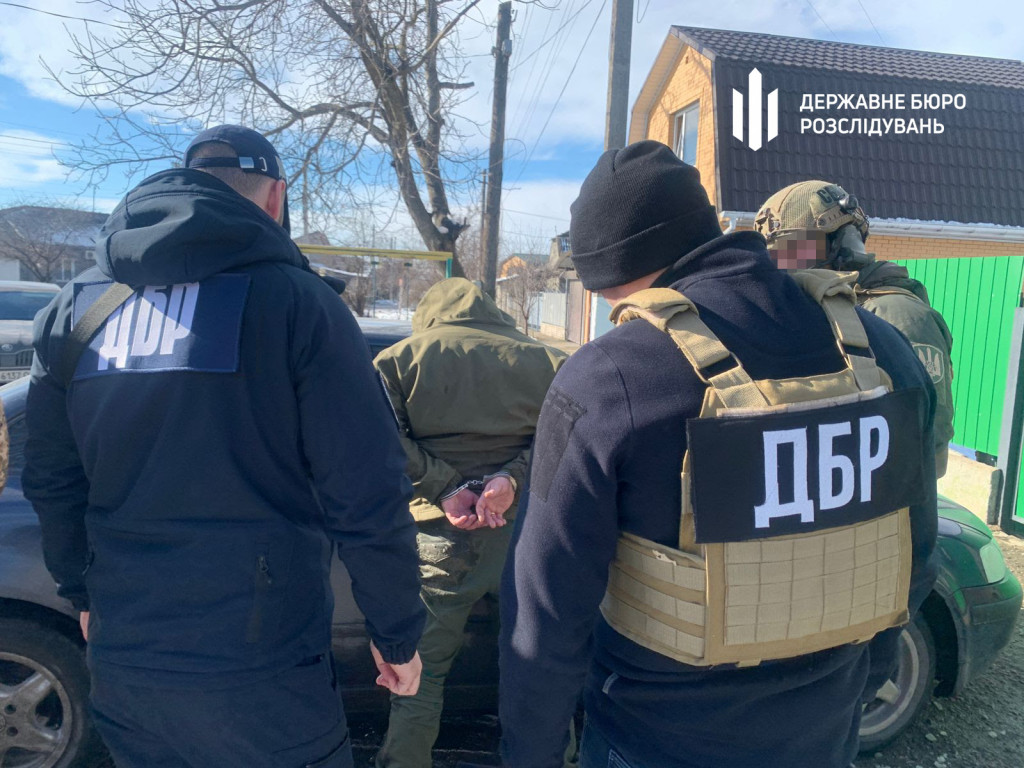 вимагав з дружини загиблого бійця