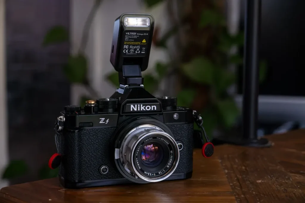 Ультракомпактний накамерний спалах Viltrox Vintage Z2-N на чорній ретро-камері Nikon Z f