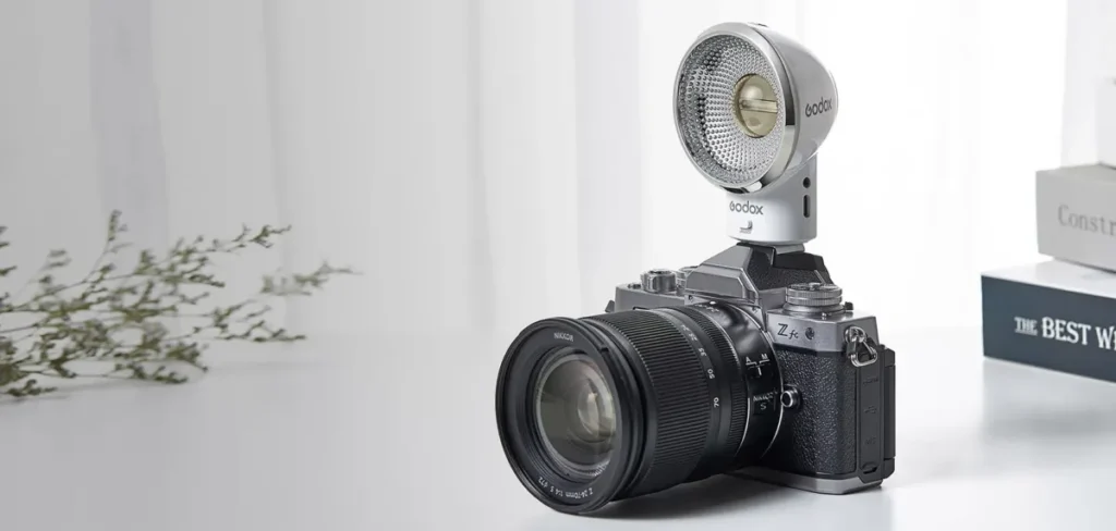 Спалах Godox Lux Elf з круглим рефлектором на камері Nikon Z fc із зум-об'єктивом Nikkor Z 24-70mm