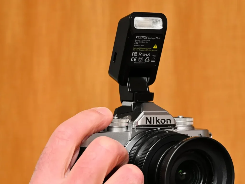 Розкладений спалах Viltrox Vintage Z2-N у гарячому башмаку камери Nikon