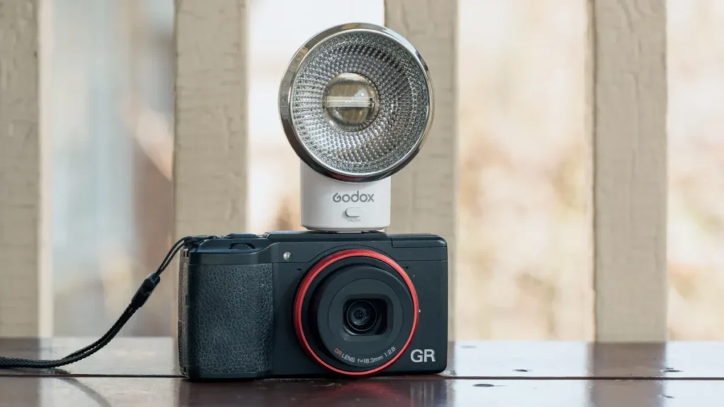 Компактний ретро-спалах Godox Lux Elf на стріт-камері Ricoh GR III