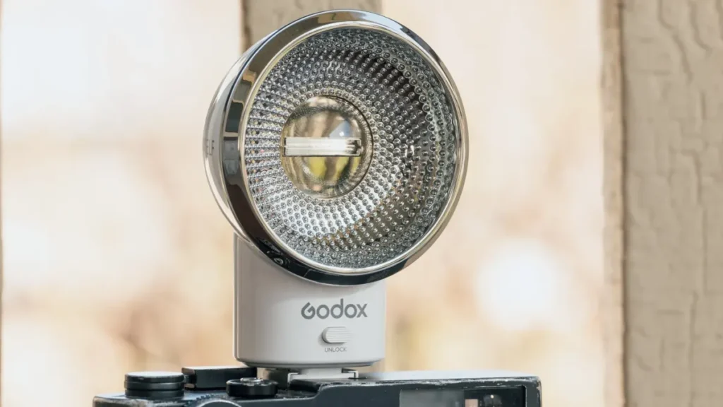Макроплан випромінювача спалаху Godox Lux Elf з круглим хромованим рефлектором